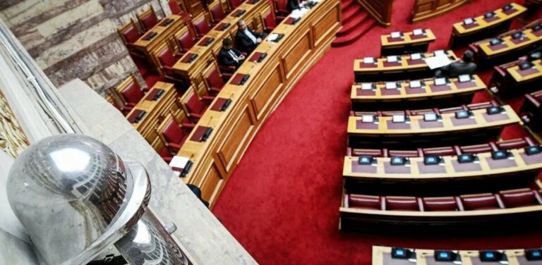 Read more about the article Ο λαός πληρώνει τα σπασμένα κι ο Κυριάκος συνεχίζει τις διακοπές… ανέμελος!