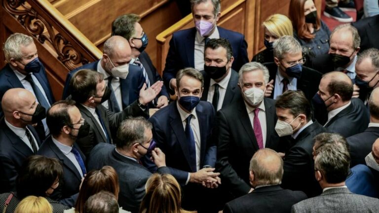 Read more about the article Η κυβέρνηση συνεχίζει να επικαλείται την ατομική ευθύνη των πολιτών για την πανδημία